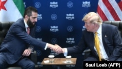 El presidente estadounidense Donald Trump se reúne con el presidente sirio Ahmed al-Sharaa (izquierda) en el marco de la Cumbre de la OTAN en el Complejo Presidencial de Bestepe en Ankara, el 8 de julio de 2026.