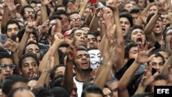Manifestantes egipcios gritan consignas antiestadounidenses durante una protesta convocada frente a la embajada de EE.UU. en El Cairo, Egipto. 