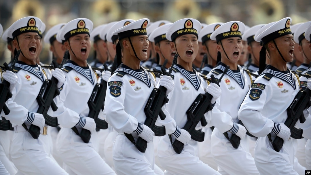Soldados del Ejército de China el 1 de octubre de 2019. (AP Photo/Mark Schiefelbein, File).