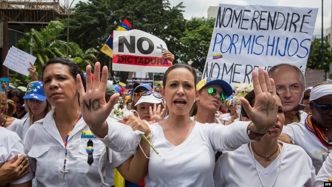 La dirigente opositora María Corina Machado en una manifestación el 6 de mayo del 2017 en Caracas (Venezuela). de mujeres venezolanas, opositoras al Gobierno de Nicolás Maduro, marchan en Caracas y en varias ciudades del interior "contra la represión" que
