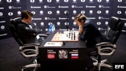 Magnus Carlsen (i), compite contra el ruso Serguéi Kariakin (d), en el Fulton Market de Manhattan, Nueva York (EEUU).