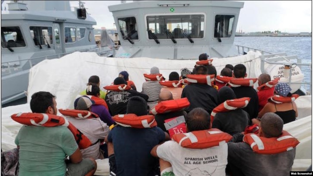 El grupo de migrantes detenidos en Bahamas incluye 18 hombre y tres mujeres.