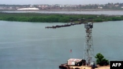 Un puesto de vigilancia de la marina de EEUU con vista al poblado de Caimanera marca los límites de la Base Naval de EEUU en Cuba. 