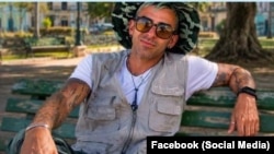 El humorista Eduardo Ceballos Pérez fue arrestado tras grabar uno de sus programas, que parodian los documentales de Discovery Channel, en un lugar con armamentos obsoletos. El régimen cubano lo mantiene detenido en la prisión de alta seguridad Combinado del Este en La Habana.