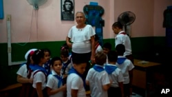 FOTO ARCHIVO. En esta foto del 13 de abril de 2018, la maestra Luisa Pacheco, de 65 años, posa con sus estudiantes en La Habana, Cuba. AP/Ramon Espinosa.