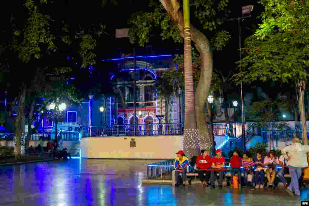 Vista de las inmediaciones del comando Bolivar-Chávez en Caracas (Venezuela), que agrupa a los partidos del oficialismo, que se percibe sin militantes ni representantes políticos luego de ser anunciado los resultados de las elecciones parlamentarias de Ve