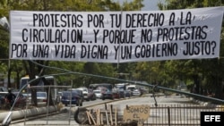Aspecto de una barricada en una vía principal del sector El Cafetal en Caracas (Venezuela).