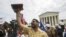 Frente al Tribunal Supremo en Washington, cientos de personas celebran la decisión de los jueces de legalizar el matrimonio homosexual.