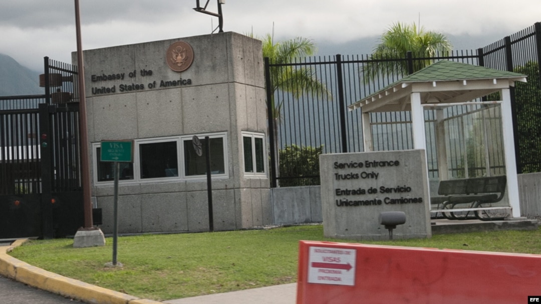 Vista de la fachada de la embajada de Estados Unidos en Caracas.