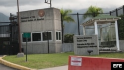 Vista de la fachada de la embajada de Estados Unidos en Caracas.