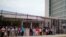 Cubanos  hacen fila para entrar a la Embajada de EEUU en La Habana. (REUTERS/Alexandre Meneghini/Archivo)