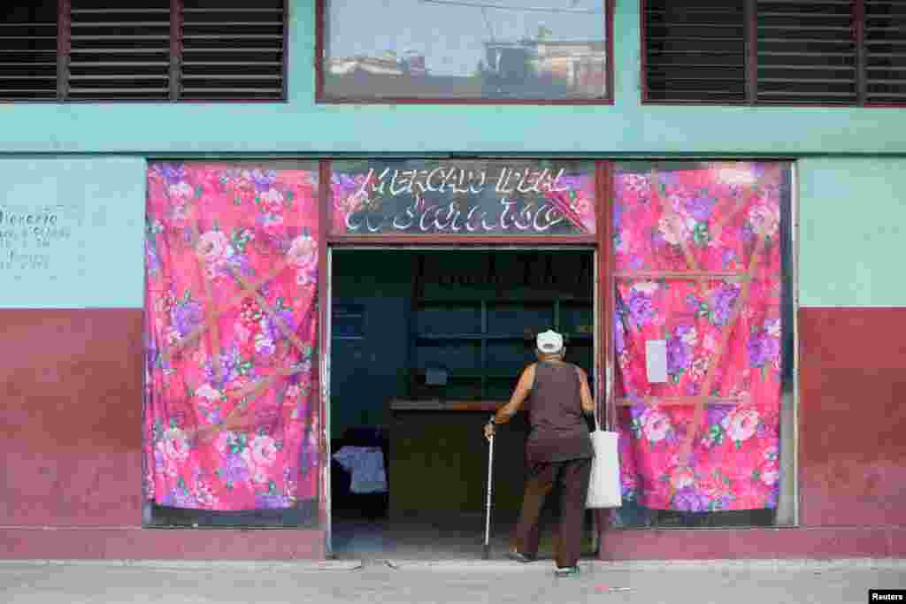 Un hombre entra en una tienda, en La Habana, Cuba, 4 de septiembre de 2024. REUTERS/Norlys Pérez