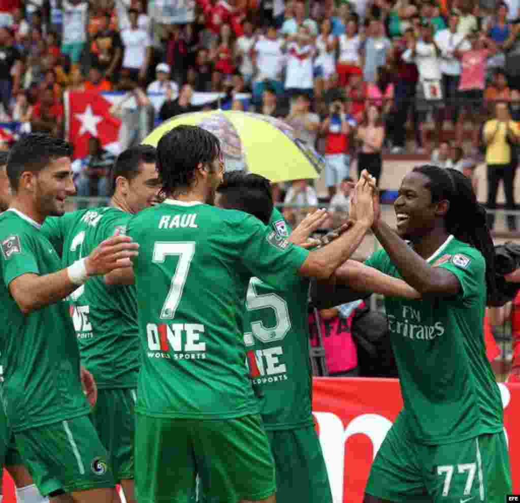 El jugador del Cosmos Lucky Mkosana (d) celebra con sus compañeros después de anotar un gol. 