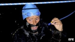 Imagen facilitada por Florida Keys que muestra a la nadadora estadounidense Diana Nyad (i), de 62 años, recibiendo bebida y consejos de su equipo. 