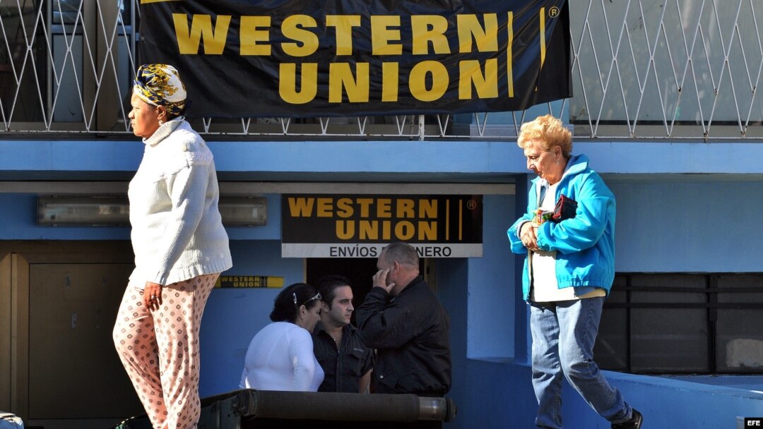 ARCHIVO. Un grupo de personas hace fila en una oficina de Western Union en La Habana (Cuba).