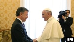 El papa Francisco (dcha) conversa con el presidente de Colombia, Juan Manuel Santos, durante una audiencia privada en el Vaticano, hoy, lunes 15 de junio de 2015. EFE/Alessandro Di Meo/Pool.