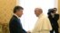 El papa Francisco (dcha) conversa con el presidente de Colombia, Juan Manuel Santos, durante una audiencia privada en el Vaticano, hoy, lunes 15 de junio de 2015. EFE/Alessandro Di Meo/Pool.