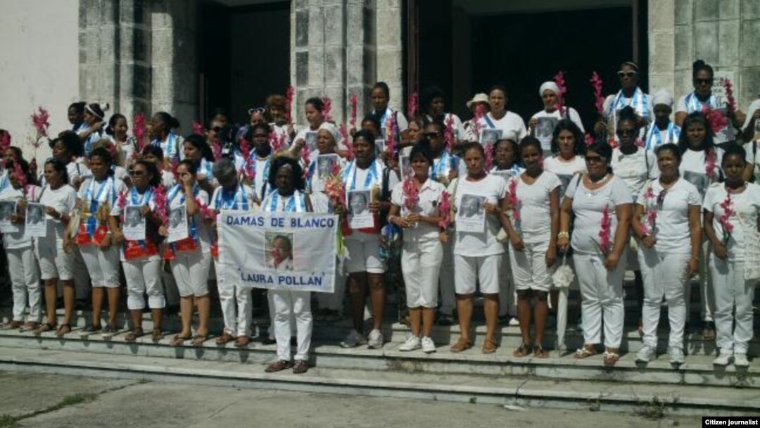 Damas de Blanco Marcha domingo 12 Habana al salir de la Iglesia en Santa Rita Foto Angel Moya.