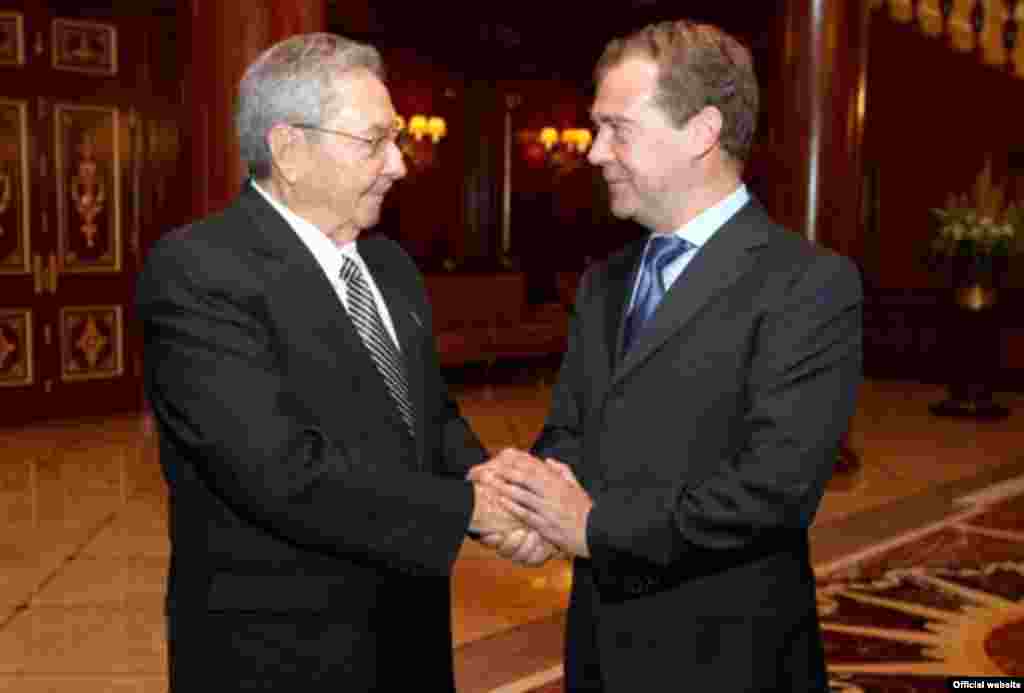 El encuentro de Ra&uacute;l Castro y Medvedev en la sede del gobierno ruso. 