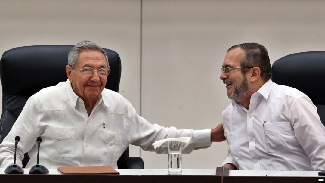 El líder de las FARC, Rodrigo Londoño Echeverri, alias "Timochenko" habla con Raúl Castro (i), en La Habana (Cuba).