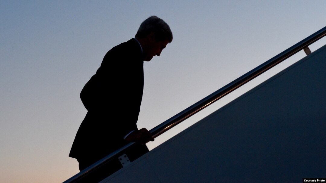 John Kerry sube las escaleras del avión que le lleva a Cuba.