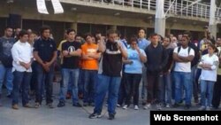Juan Requesens (c) habla a los estudiantes. Foto de archivo.