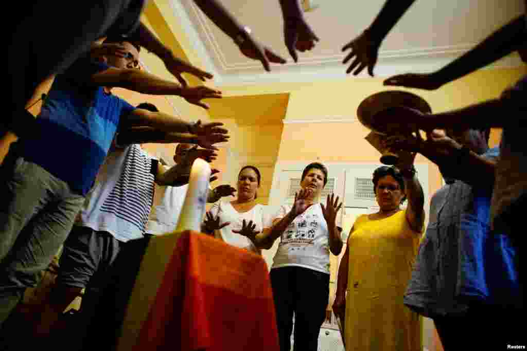 Activistas LGBTI apoyan el matrimonio gay en un servicio religioso en La Habana.