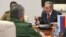 Raúl Castro en conversaciones con el ministro de Defensa de Rusia, Serguei Shoigu.