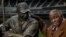 Orestes "Minnie" Miñoso junto a su estatua en el U.S. Cellular Field de Chicago.