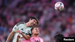 El brasileño Guilherme Biro, de cabeza, anotó el primer gol en la historia del Nu Stadium de Miami.