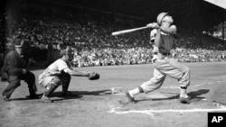 El 5 de febrero de 1946, Dick Sisler observa su hit durante un partido de la liga de béisbol de invierno en La Habana, Cuba. El primer partido oficial de béisbol en Cuba, entre La Habana y Almendares, se jugó el 29 de diciembre de 1878. (Foto AP, archivo)