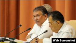 Marino Murillo (i), jefe de la Comisión de Implementación de los Lineamientos económicos y sociales.