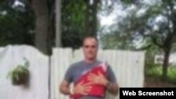 José Díaz Silva enfermo, sin atención médica y custodiado por guardias y perros