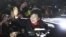  La candidata conservadora Park Geun-hye saluda a sus seguidores a su llegada a la sede del partido Saenuri en Seúl, Corea del Sur, el 19 de diciembre del 2012. 
