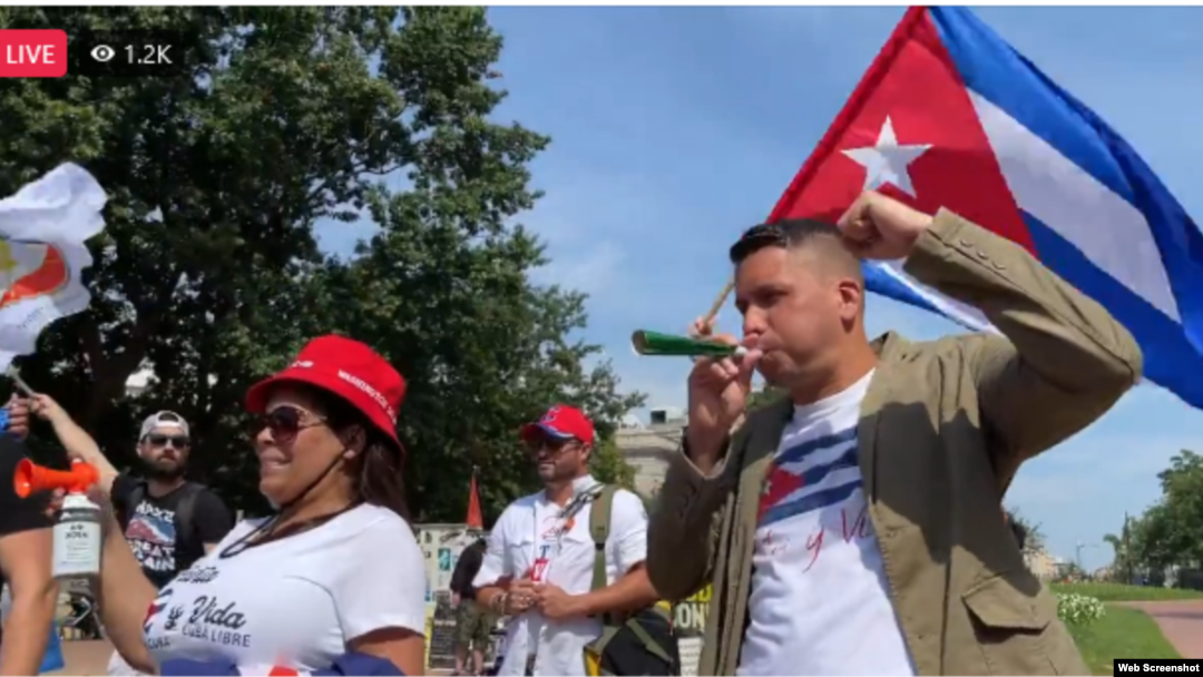 Un grupo de cubanos protestan con un cacerolazo frente a la Casa Blanca