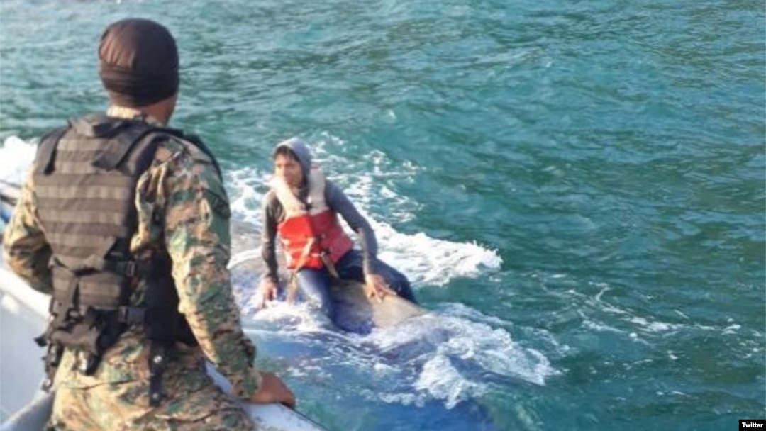 Unidades del Servicio Nacional de Fronteras de Panamá rescatan a migrantes en el Puerto de Obaldía, en Guna Yala. 