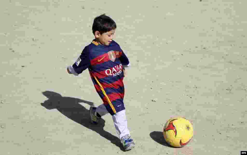 El pequeño "Messi afgano", Murtaza Ahmadi, tuvo que huir de Afganistán tras recibir amenazas.