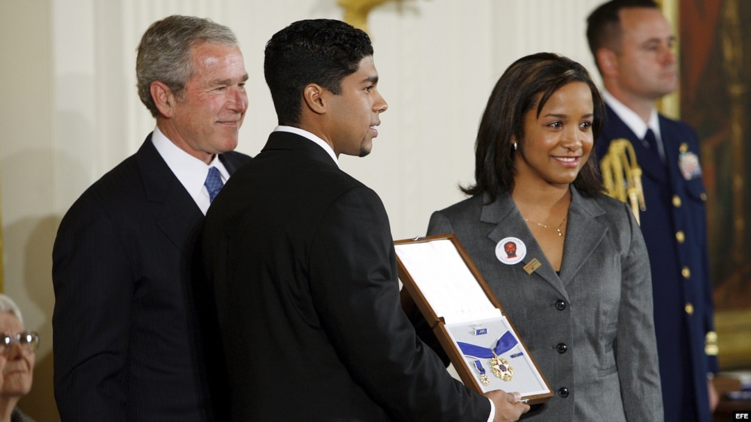 Yan Valdes y se hermana Winnie, aceptan la Medalla Presidencial de la Libertad para su padre, Oscar Elias Biscet 
