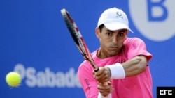 El tenista colombiano Santiago Giraldo devuelve la bola durante el partido de semifinales disputado ante el español Nicolás Almagro.