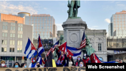 Manifestación de miembros de la organización BelgoCuba en la Plaza de Luxemburgo, Bélgica