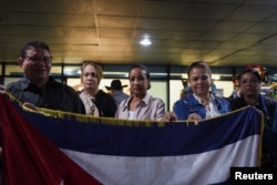 Los médicos cubanos llegan al Aeropuerto Internacional La Aurora para partir, figurando entre los primeros ocho médicos cubanos en abandonar Guatemala.