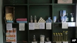 Alimentos distribuidos "por la libreta" en una bodega estatal, en La Habana, Cuba, en marzo de 2024. (AP/Ariel Ley, Archivo)