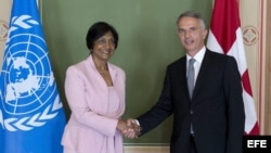 Fotografía de archivo. El ministro suizo de Exteriores, Didier Burkhalter (d), saluda a la Alta Comisionada de las Naciones Unidas para los Derechos Humanos, Navy Pillay (i), durante una reunión en Berna, Suiza. EFE/PETER SCHNEIDER