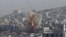 Vista tomada desde Turquía de una explosión tras un ataque aéreo protagonizado por la coalición liderada por EE. UU. sobre la localidad siria de Kobani.
