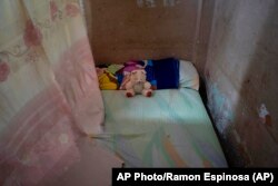 La cama de Mackyanis Yosney Roman Rodríguez, encarcelada junto a sus dos hermanos por participar en las protestas de La Güinera.