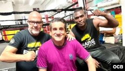 El periodista Ricardo Quintana junto al entrenador Eric “El Tigre” Castaños (izq.) y el boxeador cubano Gustavo Trujillo.