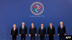 El grupo ministerial del formato C5+1  en el Centro de Congresos de Samarcanda, Uzbekistán, el 19 de octubre de 2026. (Kylie Cooper / POOL / AFP)