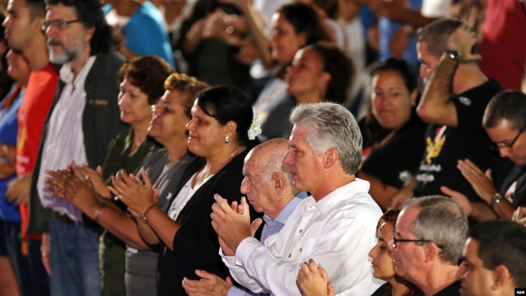 Miguel Díaz-Canel (4d) y José Ramón Machado Ventura (5d) en el homenaje a Fidel Castro. 