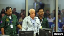 En espera del veredicto, Khieu Samphan, ex jefe de Estado del Jemer Rojo en Camboya. (Handout via REUTERS).