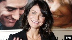 La actriz estadounidense Cameron Diaz posa para los fotógrafos antes de presentar la comedia "The Holiday".